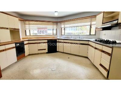 Apartamento de 3 alcobas en venta en Los Rosales, Bogotá, 242 m² · foto 8 de 13