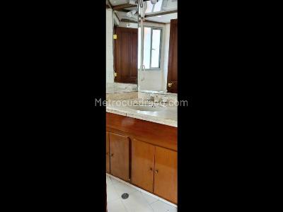 Apartamento de 3 alcobas en venta en Los Rosales, Bogotá, 242 m² · foto 9 de 13