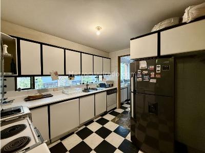 Apartamento de 3 alcobas en venta en Los Rosales, Bogotá, 246 m² · foto 11 de 18