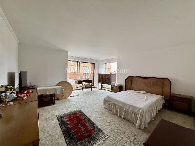 Apartamento de 3 alcobas en venta en Los Rosales, Bogotá, 246 m² · foto 13 de 18