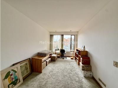 Apartamento de 3 alcobas en venta en Los Rosales, Bogotá, 246 m² · foto 16 de 18