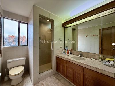 Apartamento de 3 alcobas en venta en Los Rosales, Bogotá, 246 m² · foto 17 de 18