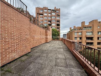 Apartamento de 3 alcobas en venta en Los Rosales, Bogotá, 246 m² · foto 8 de 18