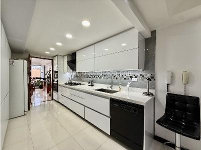 Apartamento de 3 alcobas en venta en Santa Barbara, Bogotá, 209 m² · foto 8 de 20