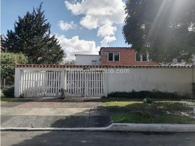 Casa de 4 alcobas en venta en Suba, Bogotá, 302 m² · foto 3 de 13