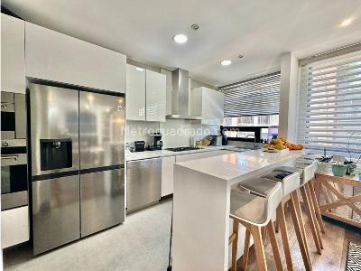 Apartamento de 3 alcobas en venta en Los Rosales Chico, Bogotá, 170 m² · foto 4 de 13