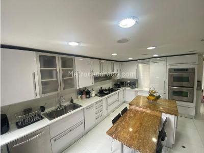Apartamento de 4 alcobas en venta en Los Rosales Chico, Bogotá, 296 m² · foto 2 de 10