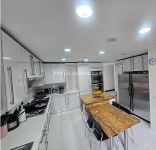 Apartamento de 4 alcobas en venta en Los Rosales Chico, Bogotá, 296 m² · foto 4 de 10
