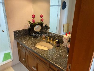 Apartamento de 3 alcobas en venta en Los Rosales Chico, Bogotá, 245 m² · foto 16 de 20
