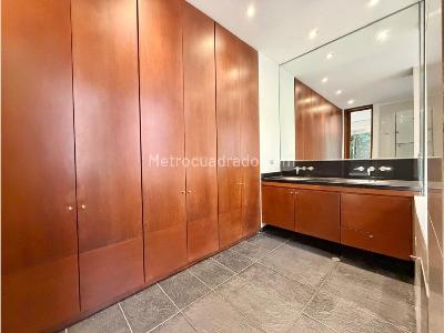 Apartamento de 2 alcobas en venta en Los Rosales, Bogotá, 156 m² · foto 10 de 14
