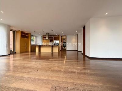 Apartamento de 2 alcobas en venta en Los Rosales, Bogotá, 156 m² · foto 2 de 14