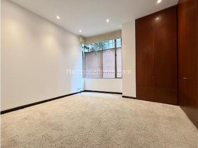 Apartamento de 2 alcobas en venta en Los Rosales, Bogotá, 156 m² · foto 9 de 14