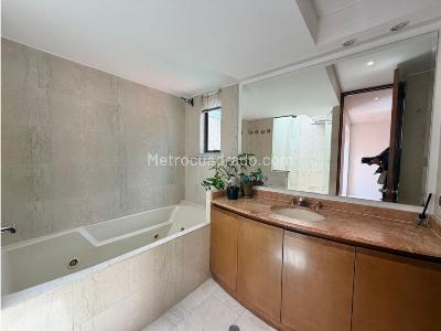 Apartamento de 3 alcobas en venta en Chico Norte, Bogotá, 206 m² · foto 10 de 11