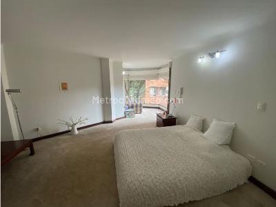 Apartamento de 3 alcobas en venta en Los Rosales Chico, Bogotá, 240 m² · foto 11 de 20