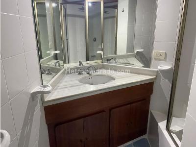 Apartamento de 3 alcobas en venta en Los Rosales Chico, Bogotá, 240 m² · foto 17 de 20