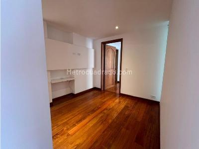 Apartamento de 3 alcobas en venta en Los Rosales, Bogotá, 233 m² · foto 14 de 16