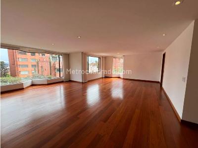 Apartamento de 3 alcobas en venta en Los Rosales, Bogotá, 233 m² · foto 2 de 16