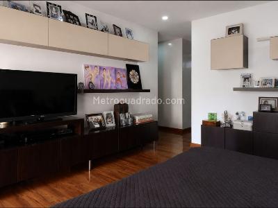 Apartamento de 4 alcobas en venta en Chico Norte, Bogotá, 230 m² · foto 2 de 18