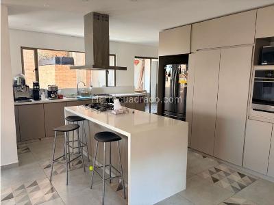 Apartamento de 3 alcobas en venta en Los Rosales, Bogotá, 236 m² · foto 5 de 14