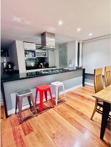 Apartamento de 3 alcobas en venta en Los Rosales, Bogotá, 200 m² · foto 2 de 10