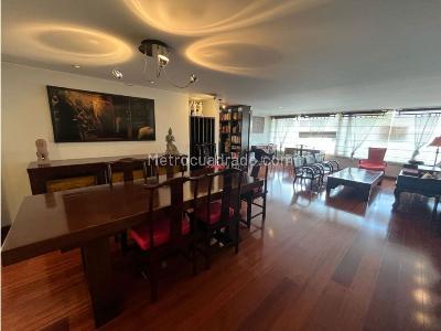 Apartamento de 2 alcobas en venta en Chico Norte, Bogotá, 162 m² · foto 2 de 20