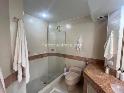 Apartamento de 3 alcobas en venta en Los Rosales, Bogotá, 238 m² · foto 17 de 20