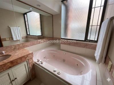 Apartamento de 3 alcobas en venta en Los Rosales, Bogotá, 238 m² · foto 18 de 20