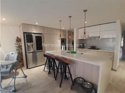Apartamento de 3 alcobas en venta en Los Rosales, Bogotá, 139 m² · foto 4 de 20