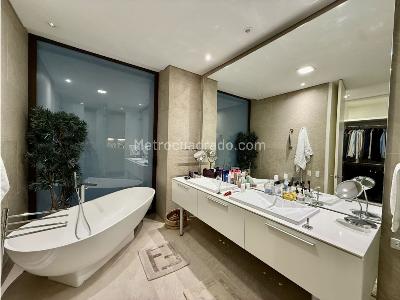 Apartamento de 3 alcobas en venta en Los Rosales, Bogotá, 327 m² · foto 13 de 14