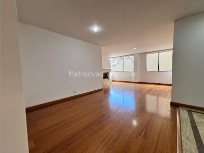 Apartamento de 3 alcobas en venta en Chico Norte, Bogotá, 120 m² · foto 2 de 11