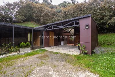 Casa de 3 alcobas en arriendo en Vereda Carrizales, Envigado, 320 m² · foto 2 de 20