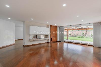 Casa de 5 alcobas en venta en San Jose De Bavaria, Bogotá, 416 m² · foto 1 de 20