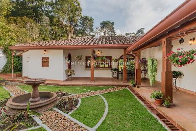 Casa de 3 alcobas en venta en Las Palmas, Medellín, 500 m² · foto 2 de 17