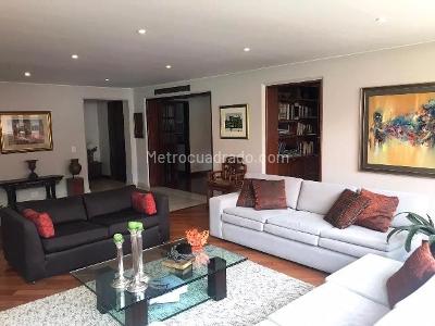 Apartamento de 3 alcobas en venta en Los Rosales, Bogotá, 218 m² · foto 2 de 15