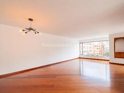 Apartamento de 3 alcobas en venta en La Carolina, Bogotá, 162 m² · foto 3 de 17