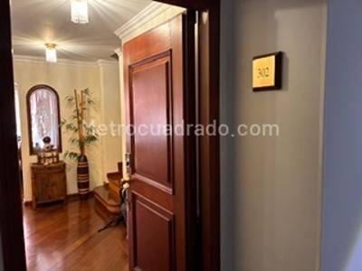 Apartamento de 3 alcobas en venta en Chico San Patricio, Bogotá, 150 m² · foto 2 de 20