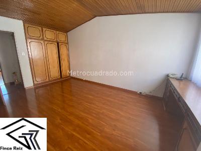 Casa de 3 alcobas en venta en El Batan, Bogotá, 300 m² · foto 2 de 20