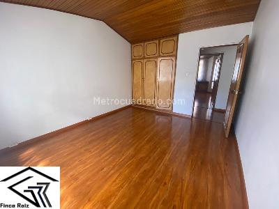 Casa de 3 alcobas en venta en El Batan, Bogotá, 300 m² · foto 7 de 20