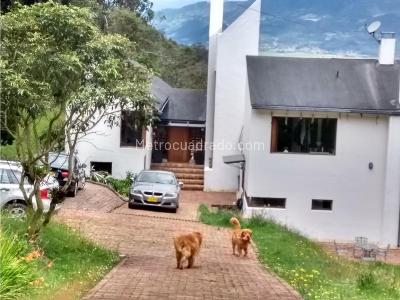 Casa de 3 alcobas en venta en La Floresta, Bogotá, 330 m² · foto 2 de 11