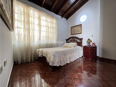 Casa de 5 alcobas en venta en La Doctora, Sabaneta, 400 m² · foto 13 de 20