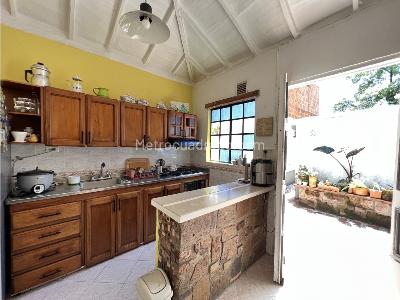 Casa de 4 alcobas en venta en El Carmelo, Sabaneta, 322 m² · foto 2 de 13
