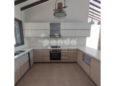 Casa de 4 alcobas en venta en Loma De Las Brujas, Envigado, 260 m² · foto 4 de 20