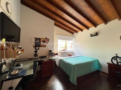 Casa de 4 alcobas en venta en El Tesoro, Medellín, 270 m² · foto 2 de 20