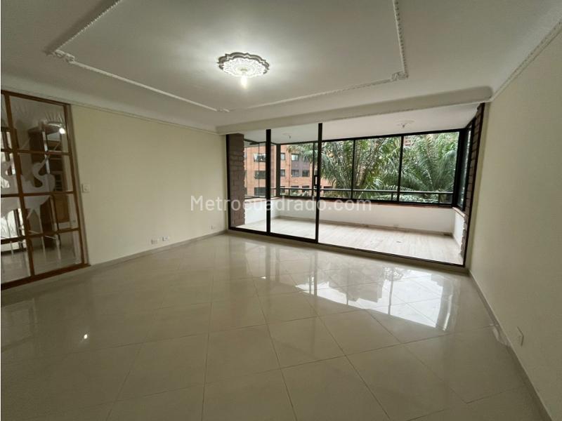 Apartamento Amplio de 5 Alcobas con Biblioteca en Milla de Oro - 2