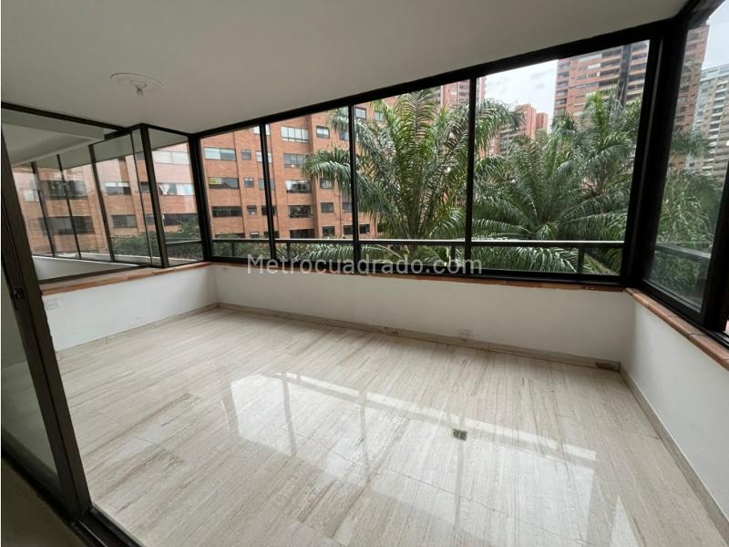 Apartamento Amplio de 5 Alcobas con Biblioteca en Milla de Oro - 3