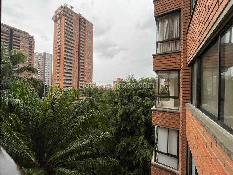 Apartamento Amplio de 5 Alcobas con Biblioteca en Milla de Oro - 4