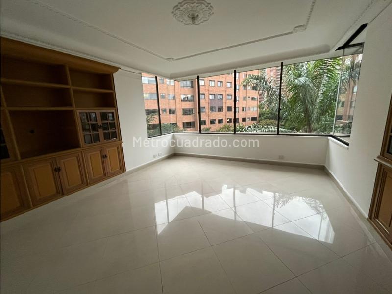 Apartamento Amplio de 5 Alcobas con Biblioteca en Milla de Oro - 5