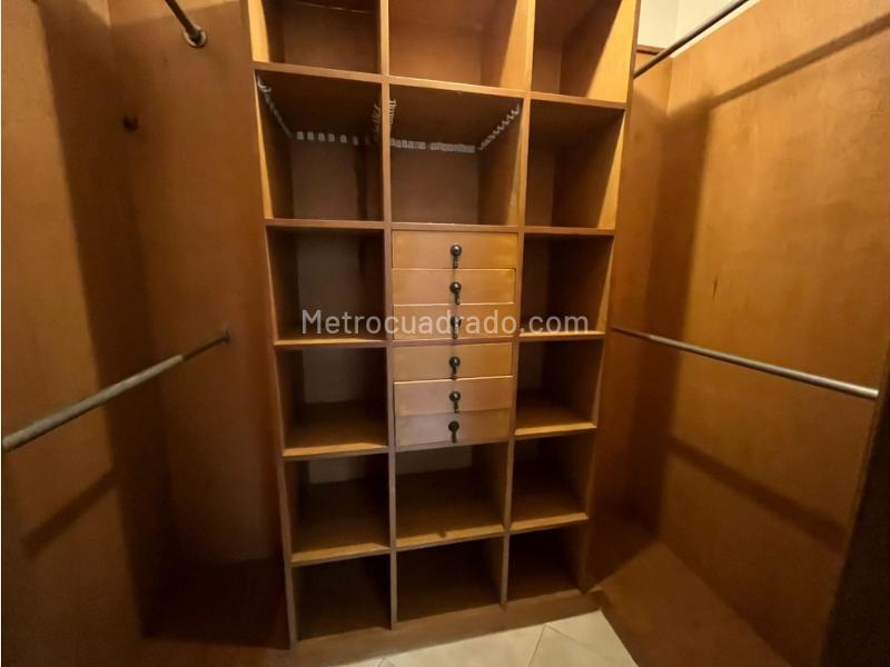 Apartamento Amplio de 5 Alcobas con Biblioteca en Milla de Oro - 8