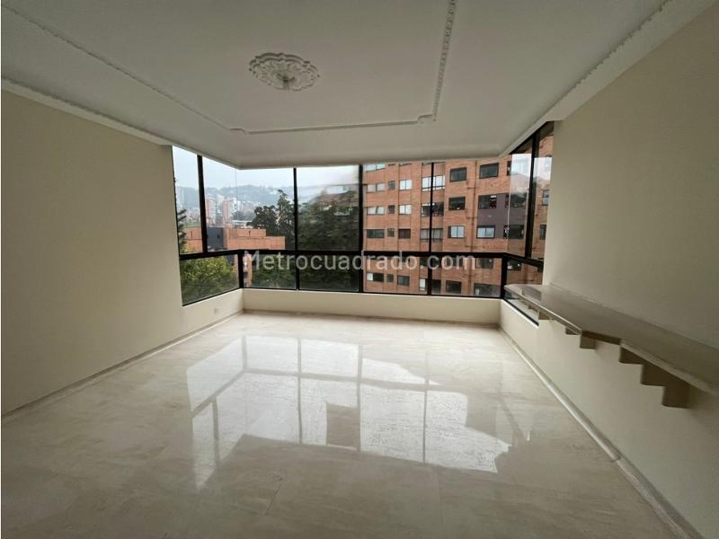 Apartamento Amplio de 5 Alcobas con Biblioteca en Milla de Oro - 9