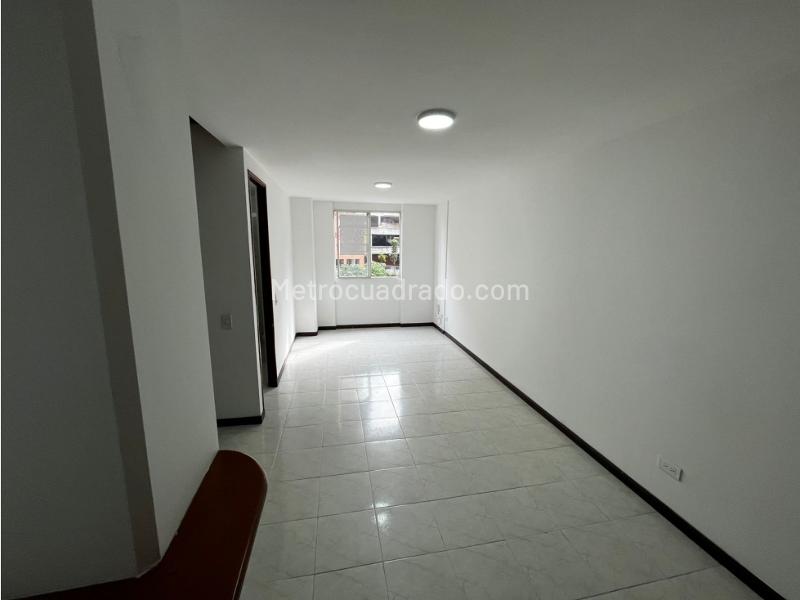 Apartamento Cómodo de 2 Alcobas con Parqueadero en La Loma del Indio - 4